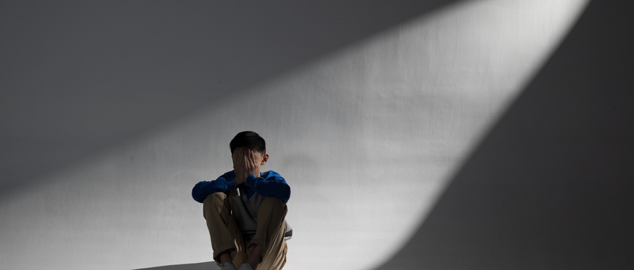 摄图网_501706769_wx_孤独的小男孩遭受欺凌坐在墙角（企业商用）.jpg