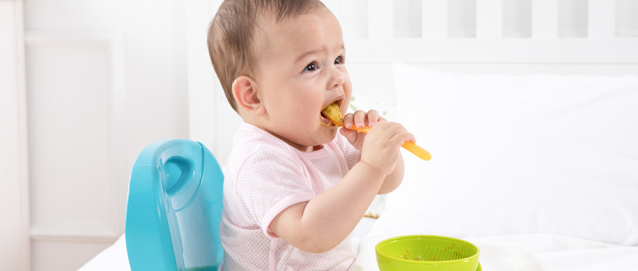 允许宝宝自己吃饭,你应该知道的三大好处!